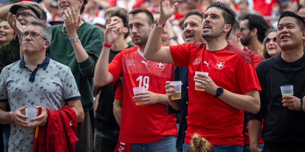 Schweizer Fussball Fans verfolgen in der Heimspiel Arena Thun das Gruppenspiel zwischen Ungarn und der Schweiz bei der EM 2024.