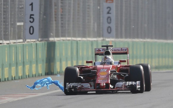 Dieses Plastikstück verfing sich an Vettels Ferrari. Gross beeinträchtigt wurde er dadurch aber nicht.<br data-editable="remove">