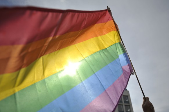 ARCHIV - 12.07.2012, Berlin: Eine Regenbogenfahne weht vor der russischen Botschaft bei einer Solidarit