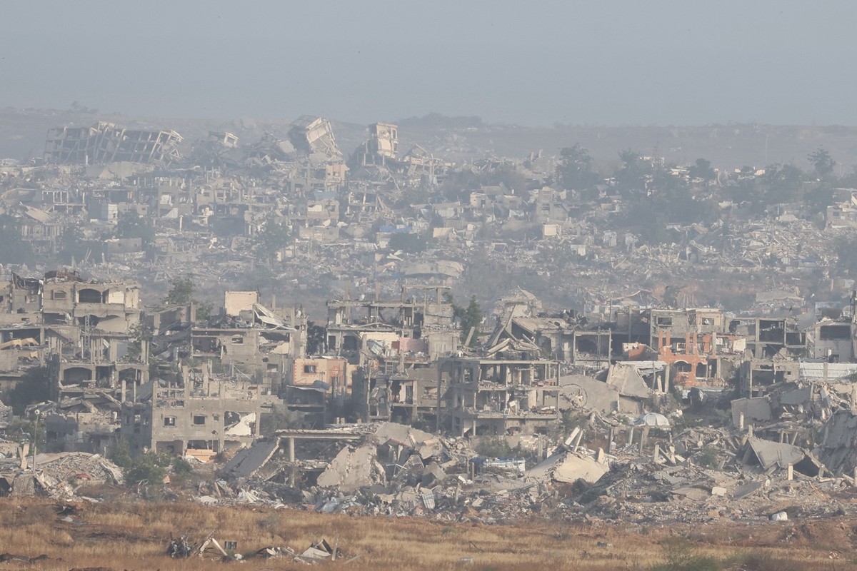 epa12115732 Ruined buildings in the Gaza Strip, as seen near the border with the Gaza Strip, southern Israel, 19 May 2025. The Israeli Defense Force has announced the launch of broad operations on Gaz ...