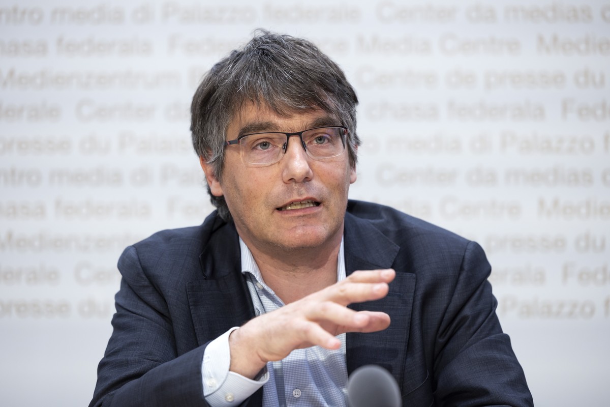 Roger Nordmann, Nationalrat SP-VD, spricht waehrend einer Medienkonferenz unter dem Titel "2x Ja gegen den Kostenschock" zur Praemien-Entlastungs-Initiative und zur Kostenbremse-Initiative,  ...