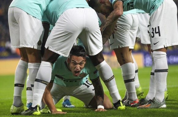 epa07974963 Inter&#039;s Lautaro Martinez (C) celebrates with teammates after scoring the opening goal during the UEFA Champions League group F soccer match between Borussia Dortmund and Inter Milan i ...