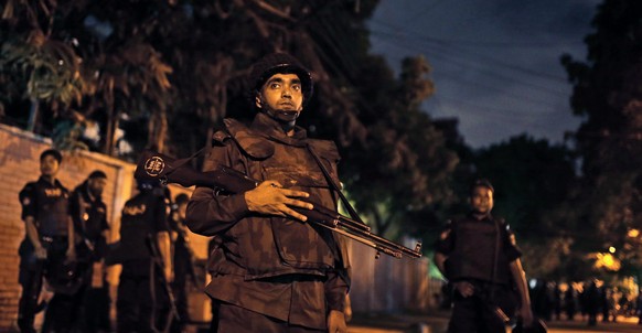 Dhaka: Sicherheitskräfte bereiten sich in den frühen Morgenstunden auf den Zugriff vor.