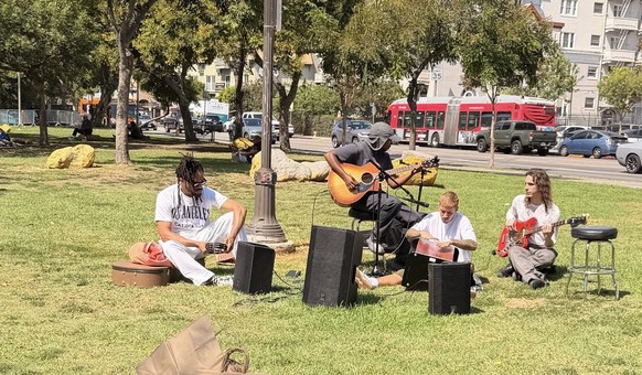 Justin Bieber a offert un mini-concert surprise à MacArthur Park, à Los Angeles.