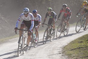 Fabian Cancellara führt in der Toskana über weite Strecken, schafft es aber im Ziel nur auf Platz 19.