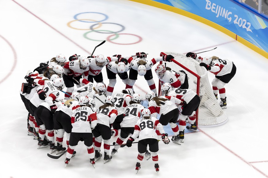 epa09724328 Switzerland&#039;s players huddle prior to the preliminary round game of the women&#039;s ice hockey game between Canada and Switzerland at the 2022 Olympic Winter Games in Beijing, China, ...