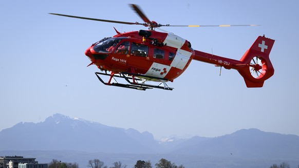 Un helicoptere Airbus Helicopters H145, HB-ZQJ, de la Garde aerienne suisse, Rega, photographie lors de son atterisage avant la conference de presse bilan 2021 ce jeudi 14 avril 2022 a la base Rega de ...