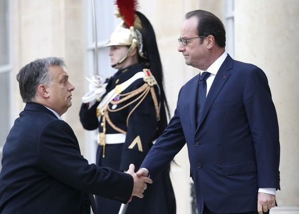 Francois Hollande begrüsst Viktor Orban (links) in Paris.