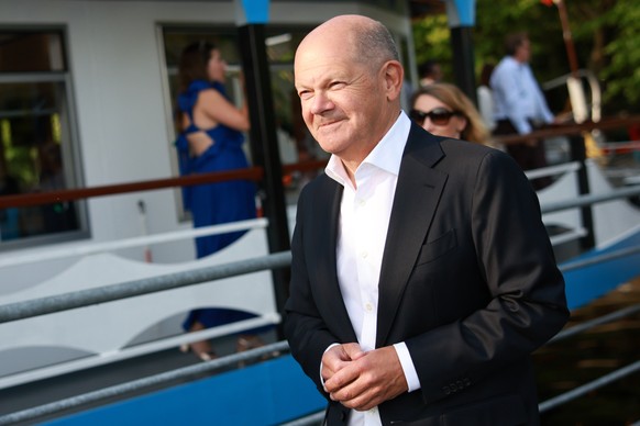 epa12153213 Former German Chancellor Olaf Scholz attends a meeting of the Social Democratic Party (SPD) parliamentary group as part of the 64th Seeheimer Circle Asparagus Tour on Tegeler See lake in B ...