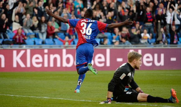 Embolo jubelt: soeben hat er gegen Aarau-Goalie Lars Unnerstall sein erstes Tor im Profifussball erzielt.