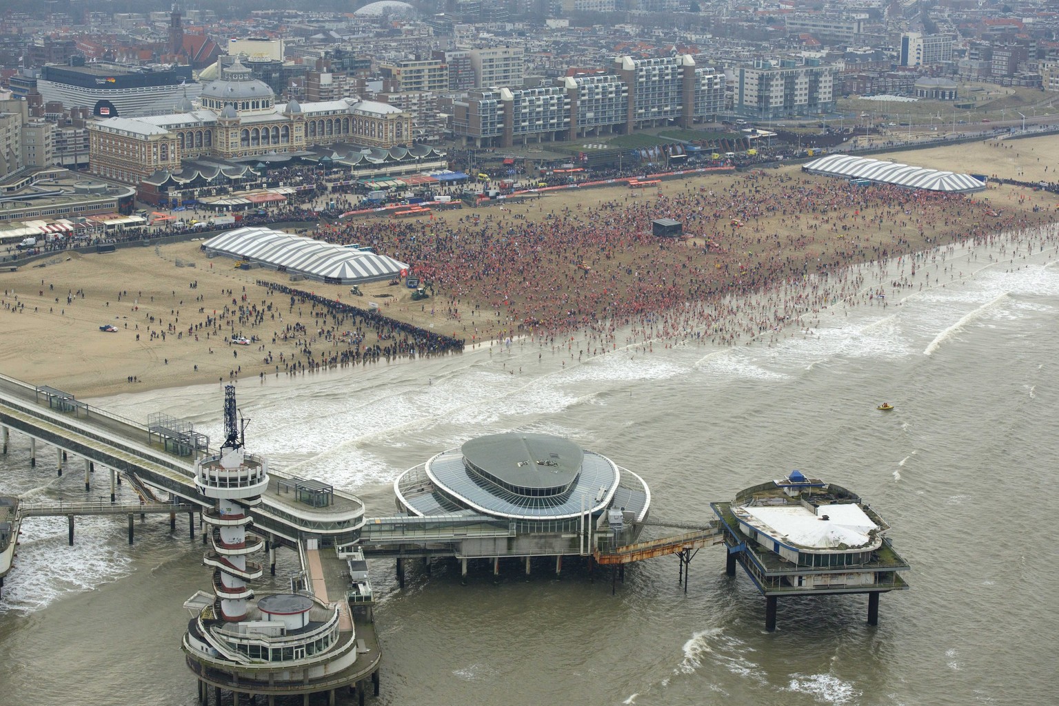 Eine der vielen Möglichkeiten für ein Neujahresbad bot der Strand von&nbsp;Scheveningen.