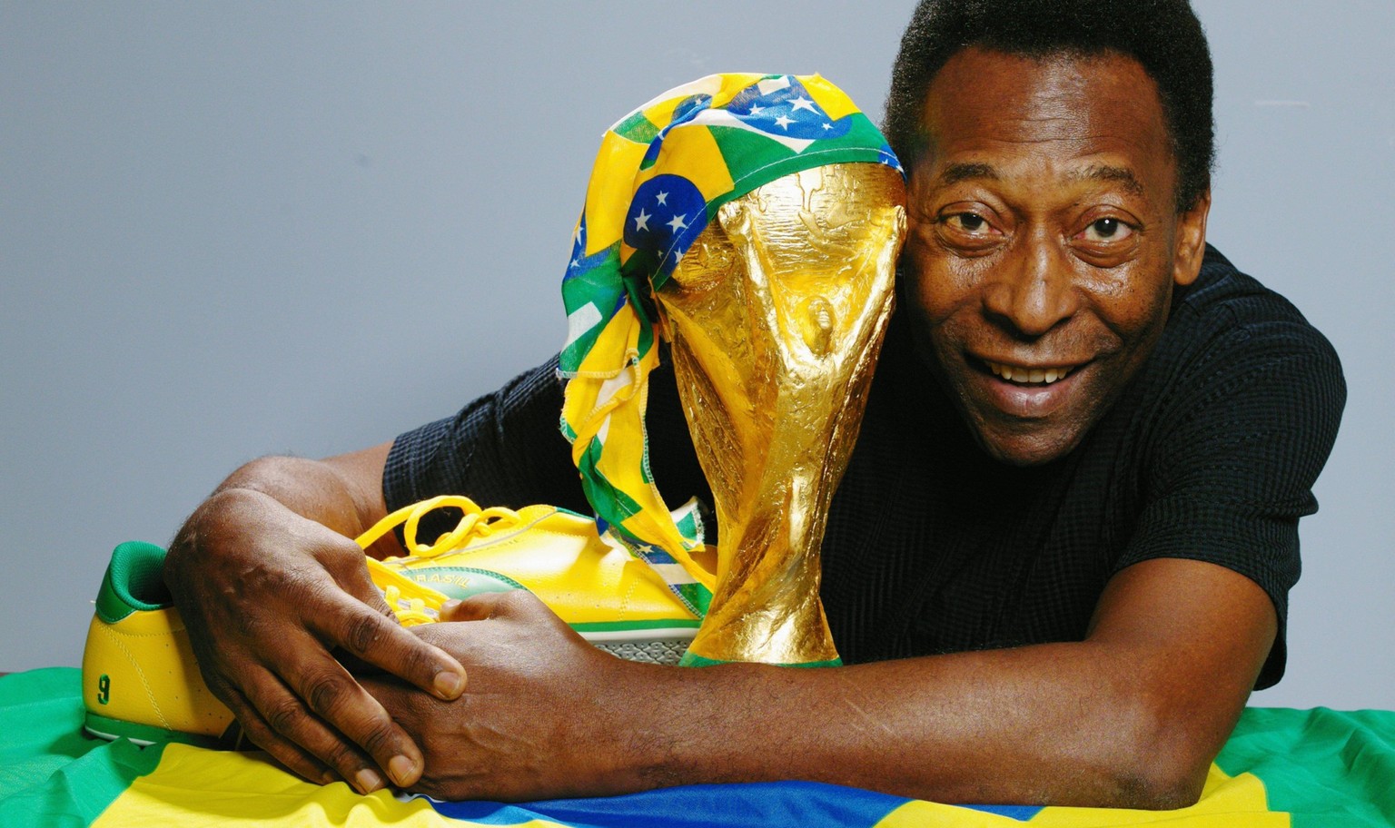 Pele mit WM-Pokal und Nationalfahne