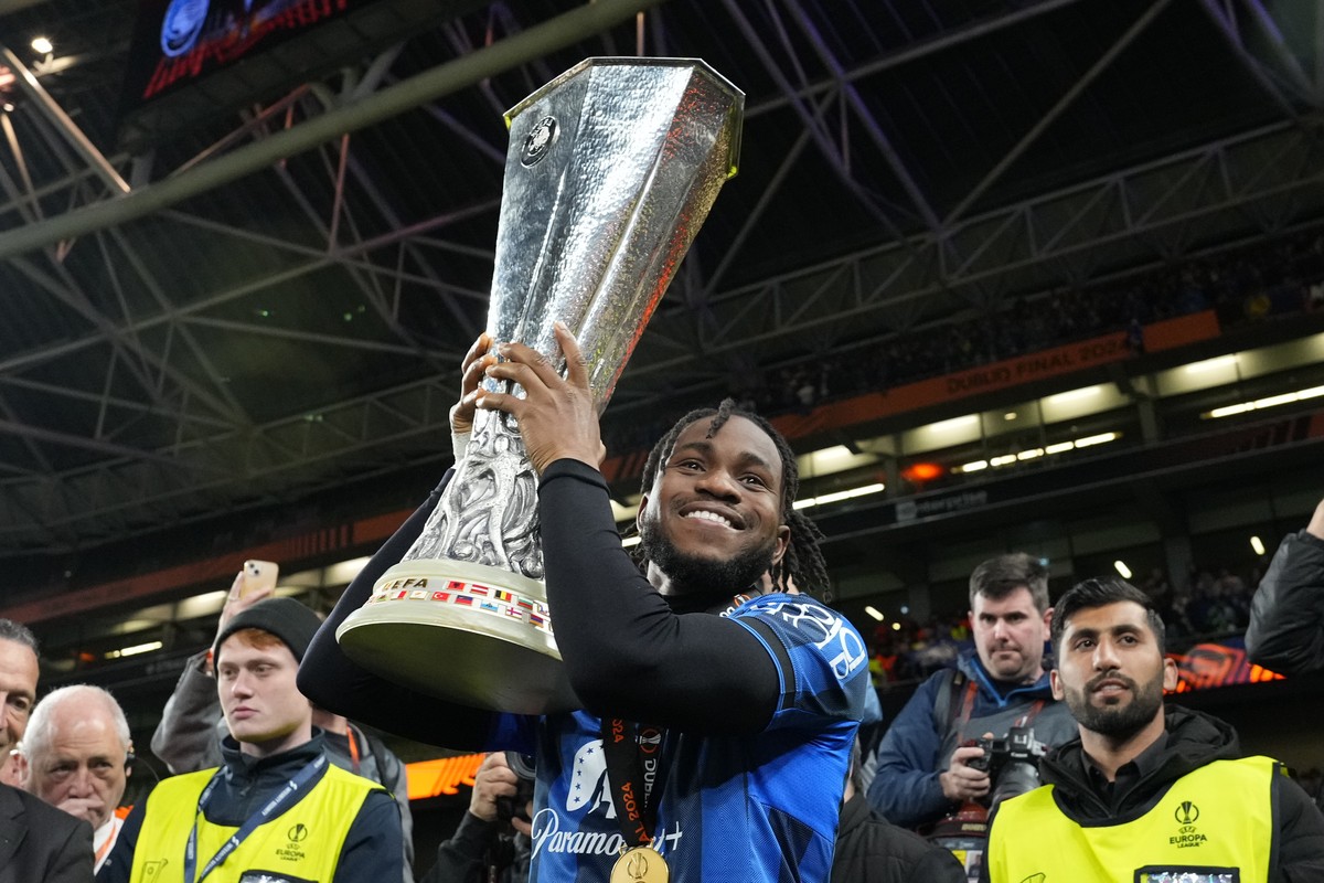 Atalanta's Ademola Lookman holds the trophy after his team won the Europa League final soccer match between Atalanta and Bayer Leverkusen at the Aviva Stadium in Dublin, Ireland, Wednesday, May 2 ...