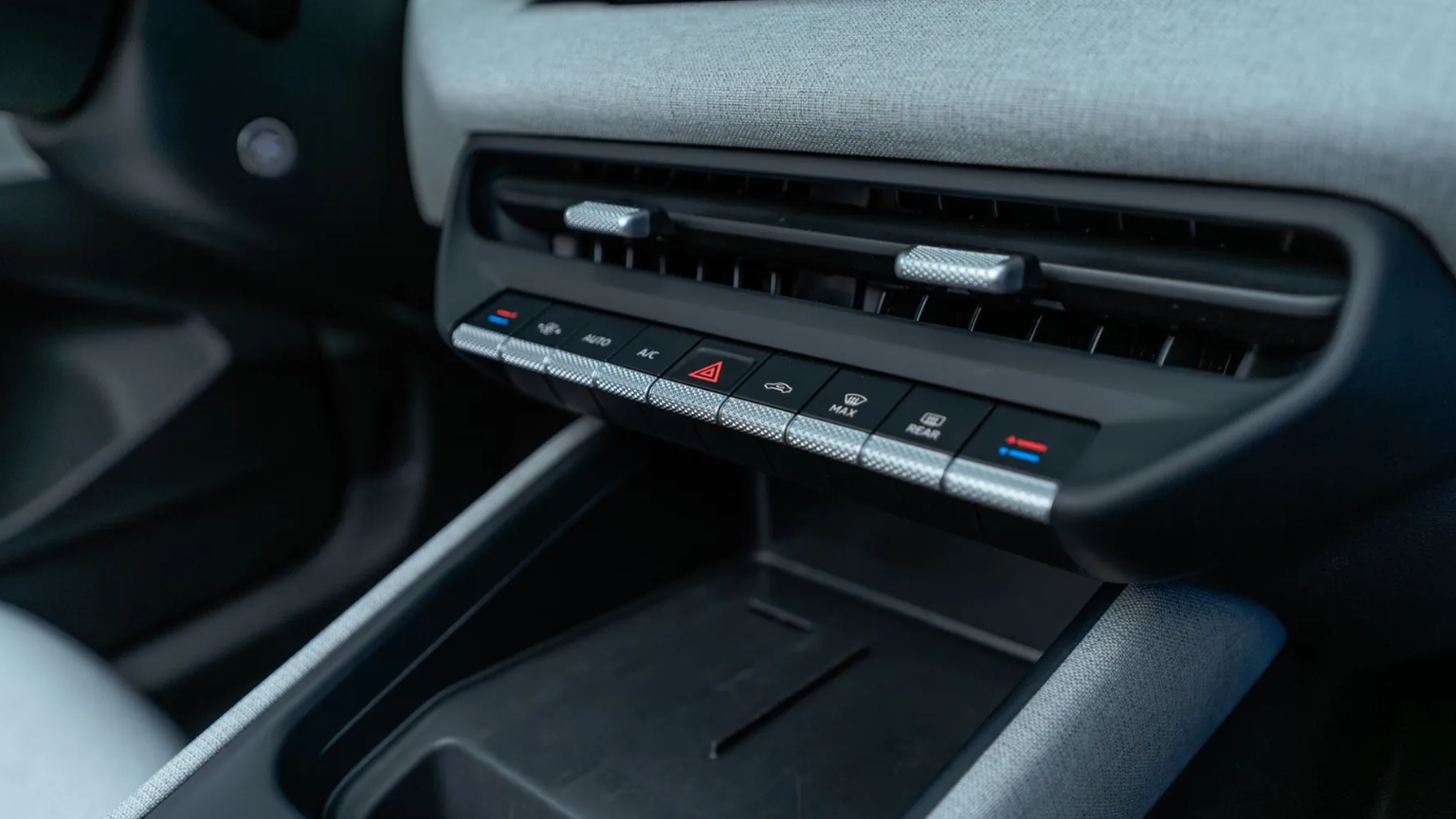 Endlich wieder Schalter: Beim ID. Polo und allen künftigen Modellen bringt VW die Schalterleiste für die wichtigsten Funktion zurück. Beim Vorserienmodell fehlt noch die Gummimatte in der Handyablage.