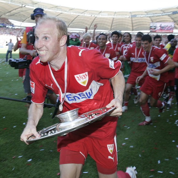 Bildnummer: 02881142 Datum: 19.05.2007 Copyright: imago/ExSpo
Ludovic Magnin hat es mit der Meisterschale eilig - der VfB Stuttgart ist deutscher Meister 2007; Vdig, quer, Jubel, Siegesjubel, Meisterj ...