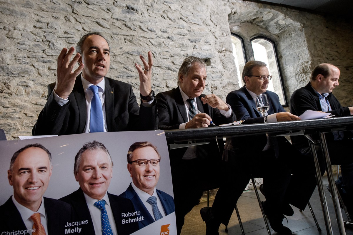 Christophe Darbellay, Jacques Melly et Roberto Schmidt, de gauche, candidats PDC au Conseil d'Etat valaisan, et Serge Metrailler, droite, president du PDC du Valais romand, lors une conference de ...