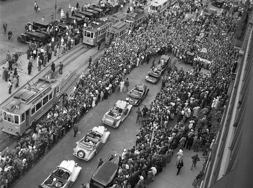 Zurück in der Schweiz wurden die erfolgreichen Ruderer mit einem Triumphzug durch die Zürcher Bahnhofstrasse gefeiert.
https://visual.keystone-sda.ch/preview/-/preview/open/335977814/detail?_ch_keysto ...