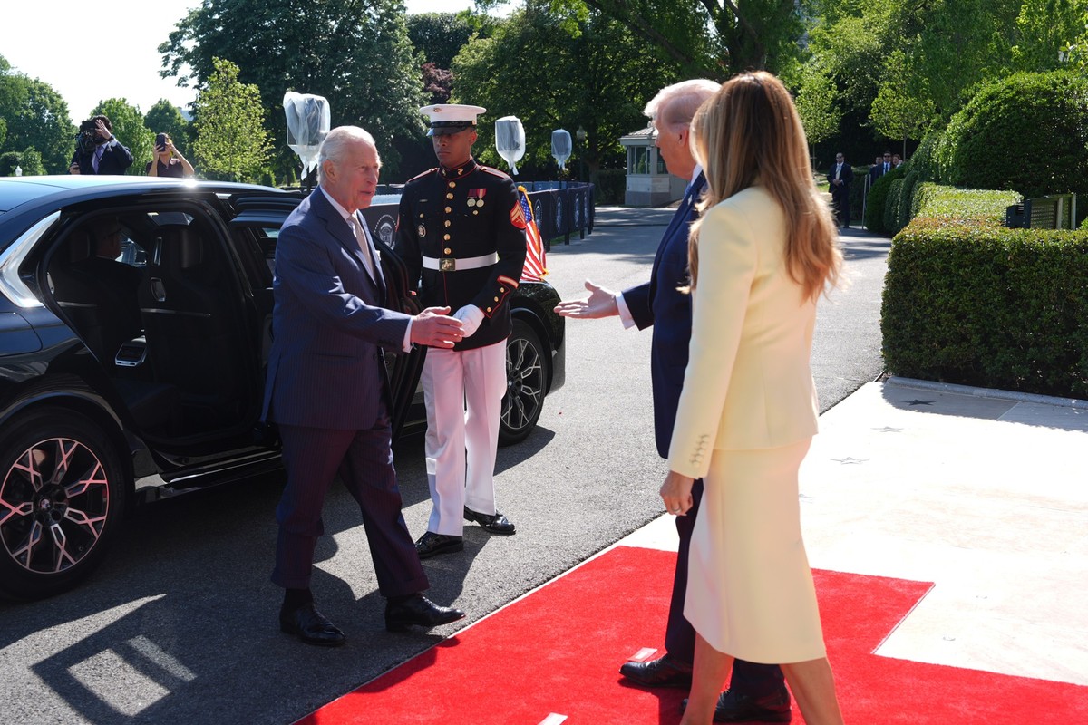 President Donald Trump and first lady Melania Trump greet Britain's King Charles III and Queen Camilla as they arrive at the White House, Monday, April 27, 2026, in Washington (AP Photo/Mark Schi ...