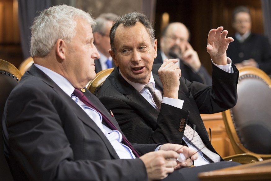 Philipp Mueller, FDP-AG, rechts, spricht mit Hans Stoeckli, SP-BE, links, waehrend der Diskussion zum Auslaendergesetz und der Steuerung der Zuwanderung und Vollzugsverbesserungen bei den Freizuegigke ...