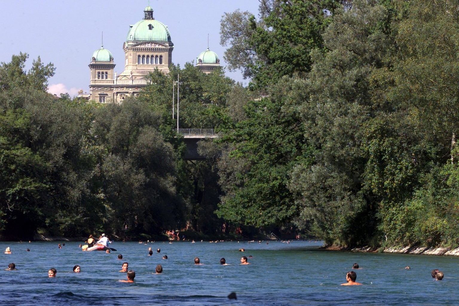 Hunderte Badende schwimmen am Samstag, 25. August 2001 in Bern in der Aare in Richtung Marzilibad und Bundeshaus. (KEYSTONE/Alessandro della Valle) ===ELECTRONIC IMAGE===