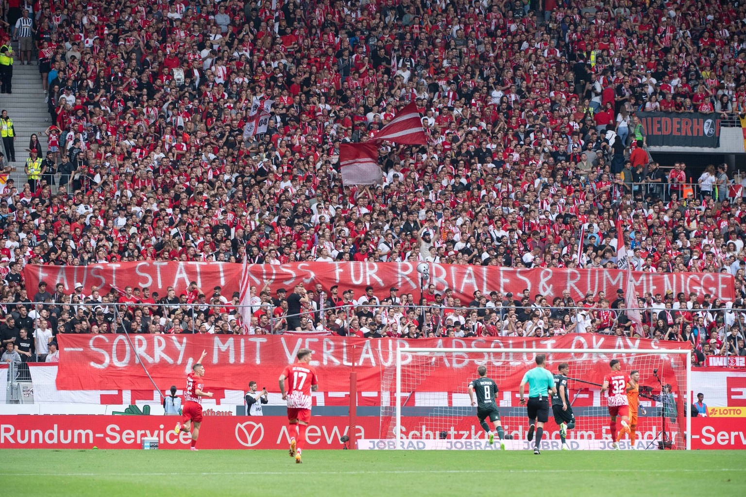 Faust statt Kuss fuer Rubiales und Rummenigge - Sorry, mit Verlaub, absolut okay, Banner der Fans und Ultras des SCF zum Kuss Skandal des Verbands in Spanien nach der Frauen WM, GER, SC Freiburg SCF v ...