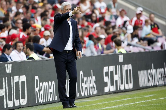 Swiss head coach Vladimir Petkovic instructs his players, during an international friendly test match between the national soccer teams Switzerland and Belgium, at the stade de Geneve stadium, in Geneva, Switzerland, Saturday, May 28, 2016. Switzerland and Belgium national soccer teams prepare for the UEFA Euro 2016 that will take place from June 10 to July 10, 2016 in France. (KEYSTONE/Salvatore Di Nolfi)