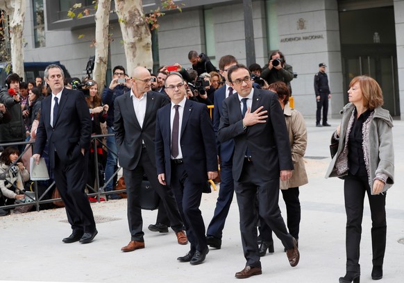 epa06303322 Former Catalan regional ministers (L to 2-R) Joaquim Forn, Raul Romeva, Jordi Turull, and Josep Rull, arrive to the Audiencia Nacional (National Court) in Madrid, Spain, 02 November 2017.  ...