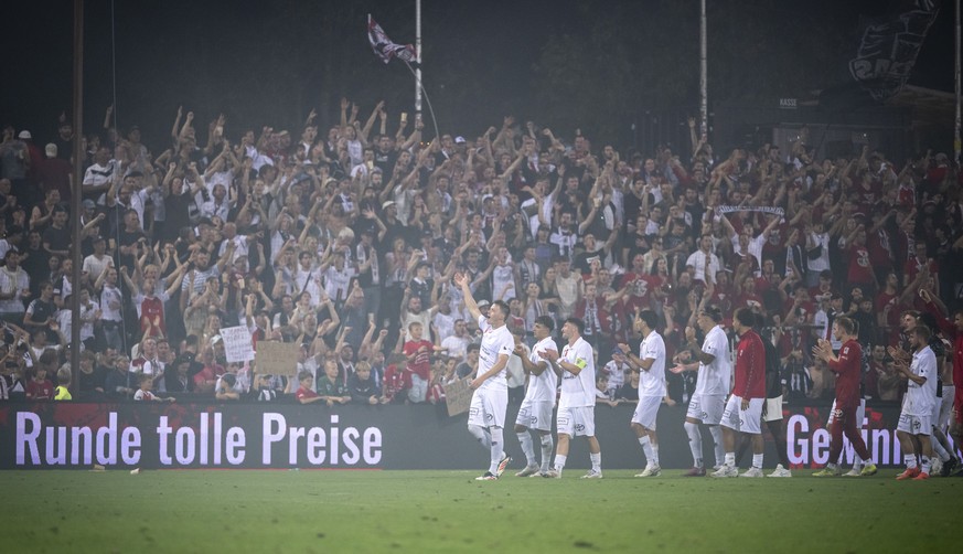 Die Spieler vom FC Aarau feiern zusammen mit den Fans den 1:0 Sieg in der zweiten Runde im Schweizer Cup Fussballspiel zwischen dem FC Aarau und dem BSC Young Boys, am Samstag, 20. September 2025, im  ...