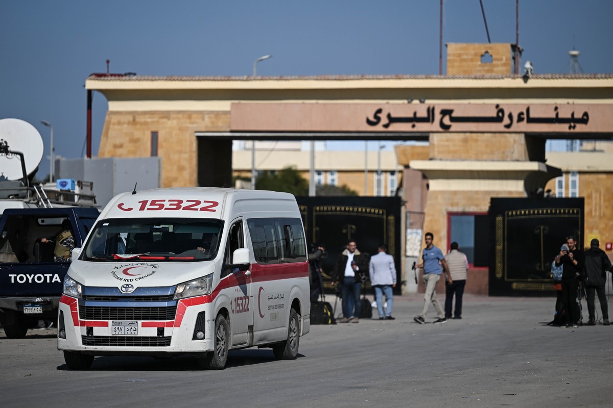 epa11867792 Vehicles bound for the Gaza Strip at the Rafah border crossing between the Gaza Strip and Egypt, 01 February 2025, after the announcement of a ceasefire agreement between Israel and Hamas. ...