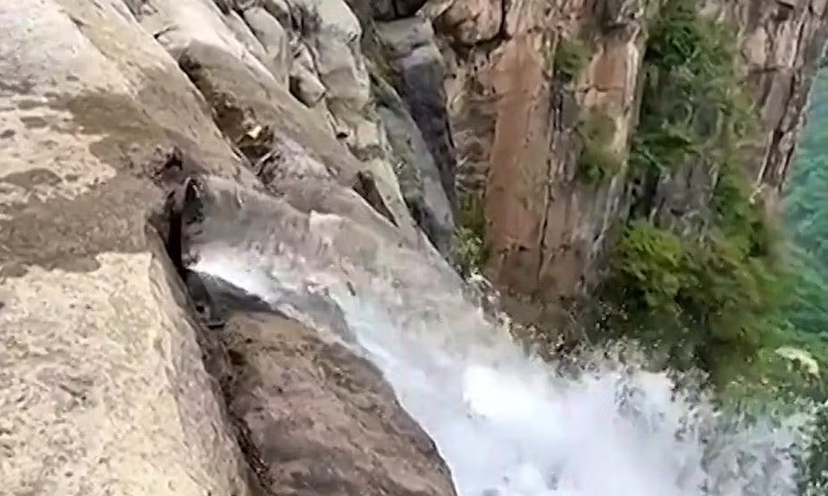 Nicht zu 100 Prozent echt – der höchste Wasserfall Chinas im Yuntai Mountain Park.