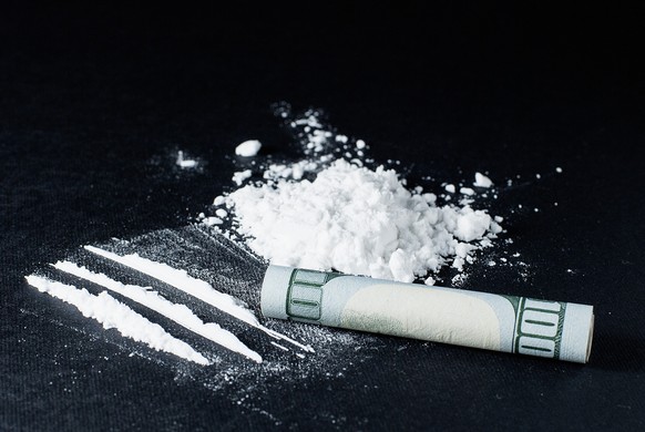 Kokain kann man
rauchen oder
spritzen. Die
meisten Kokser
sniffen das Pulver,
das heisst, sie ziehen
es durch die
Nase ein. Über die
Schleimhäute
wird das Kokain
(ein wasserlösliches
Salz)
schnell abs ...