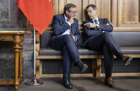 Josef Dittli, FDP-UR, links, diskutiert mit Thierry Burkart, FDP-AG, an der Sommersession der Eidgenoessischen Raete, am Montag, 30. Mai 2022 im Staenderat in Bern. (KEYSTONE/Alessandro della Valle)