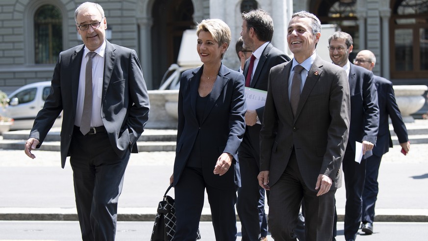 Die Bundesraete Guy Parmelin, Karin Keller-Sutter und Ignazio Cassis, von links, erscheinen zu einer Medienkonferenz ueber das Institutionelle Abkommen Schweiz-Europaeische Union und zur Begrenzungsin ...