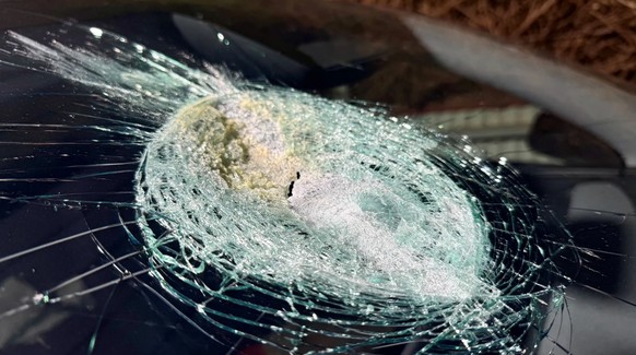 An einigen Stellen ist das Glas nach dem Einschlag geschmolzen.