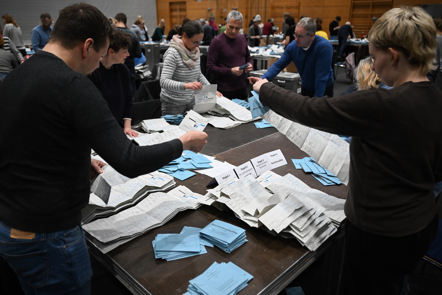 11.02.2024, Berlin: Wahlhelfer arbeiten w