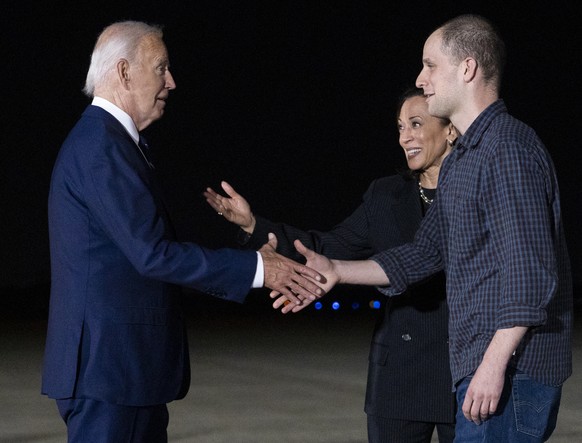 epa11517617 US President Joe Biden (L) and Vice President Kamala Harris (2-R), greet reporter Evan Gershkovich (R) during his arrival in the US after a prisoners swap between Russia, the US and five o ...