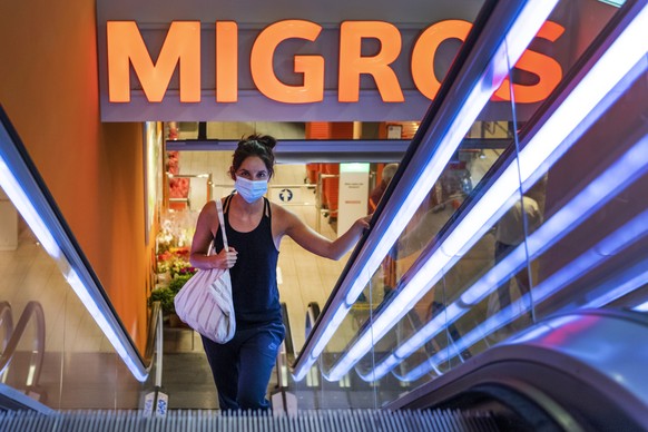 Eine Kundin traegt eine Gesichtsmake in der Migros an der Muelhauserstrasse in Basel, am Montag, 24. August 2020. Der Kanton Basel-Stadt fuehrt als erster Deutschschweizer Kanton wegen der steigenden  ...