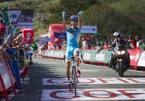 Fabio Aru triumphiert in San Miguel de Aralar.