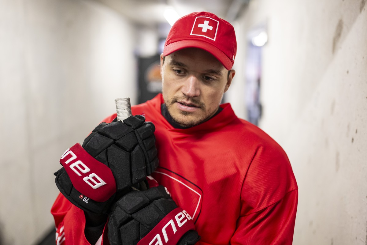 Calvin Thuerkauf, Stuermer der Eishockey Nationalmannschaft, spricht zu den Medien am Rand einer Trainings des Nationalteams, am Mittwoch, 22. April 2026 in der Tissot-Arena in Biel. (KEYSTONE/Alessan ...