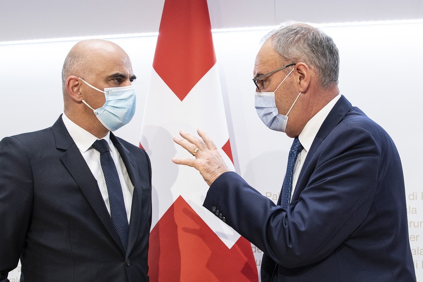 Bundespraesident Guy Parmelin, rechts, und Bundesrat Alain Berset aeussern sich an einer Medienkonferenz zu Covid 19 Massnahmen, am Mittwoch, 12. Mai 2021, in Bern. (KEYSTONE/Peter Schneider)