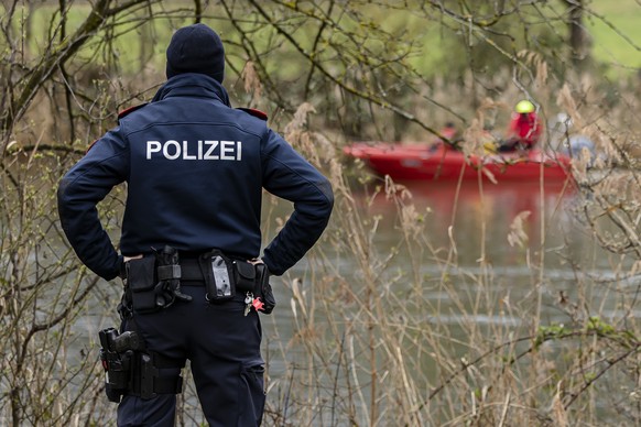 Einsatzkraefte der Kantonspolizei Zuerich bei der Spurensuche mit Boot und Taucher, am Sonntag, 26. Maerz 2023 in Dietikon. In Dietikon ZH ist in der Nacht auf Sonntag eine Frau tot auf der Strasse au ...