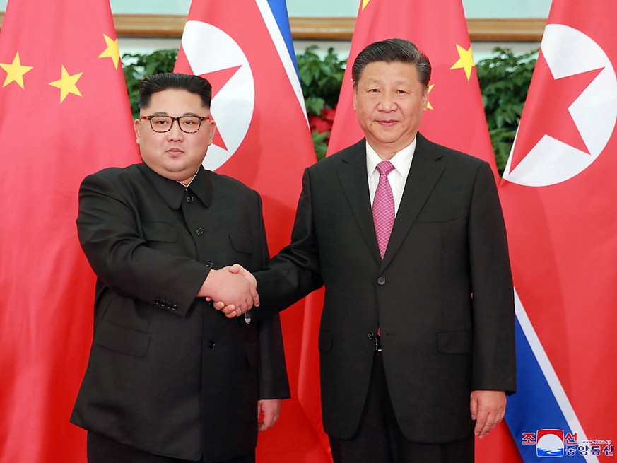 Als erster chinesischer Präsident seit 14 Jahren besucht Xi Jinping (r.) derzeit Nordkorea und ist mit dessen Machthaber Kim Jong Un (l.) zu Gesprächen zusammengekommen.