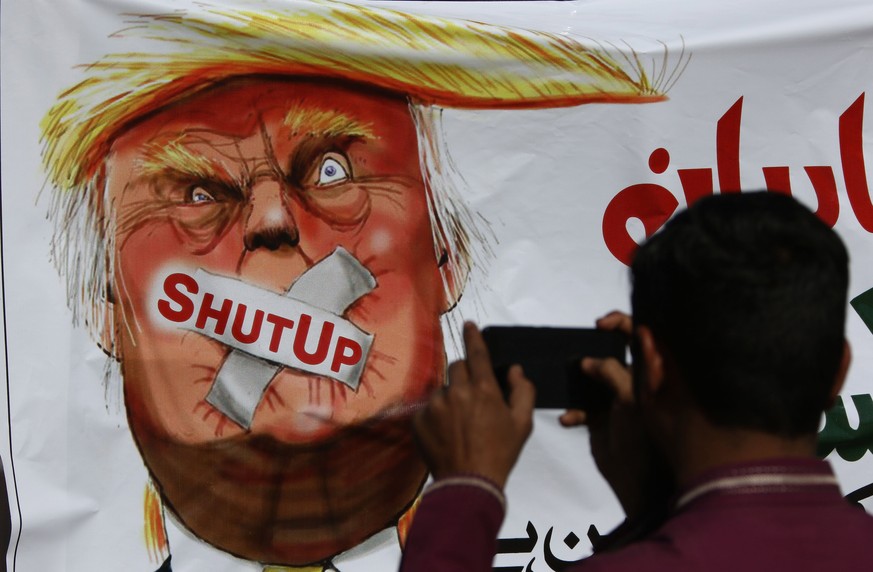 epa06413645 Supporters of banned Islamic charity Jamat ud Dawa shout anti-US slogans during a protest against the Pakistani govt. decision to ban the organization for collecting donations, in Karachi, ...