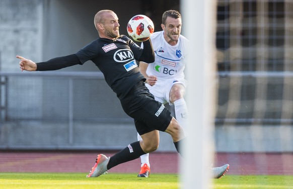 L&#039;attaquant argovien Marco Schneuwly, gauche, lutte pour le ballon le milieu lausannois Christian Schneuwly, droite, lors de la rencontre de football de Challenge League entre le FC Lausanne-Spor ...