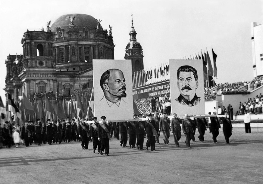 Eine undatierte Aufnahme eines 1.-Mai-Umzuges auf dem Marx-Engels-Platz in Ostberlin (DDR).