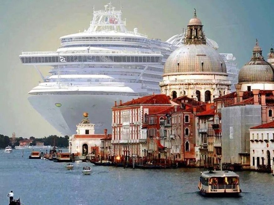 Ein Schiff in der Stadt statt des Elefanten im Raum: Touristenansammlungen sind aus Venedig gar nicht mehr weg zu denken.&nbsp;