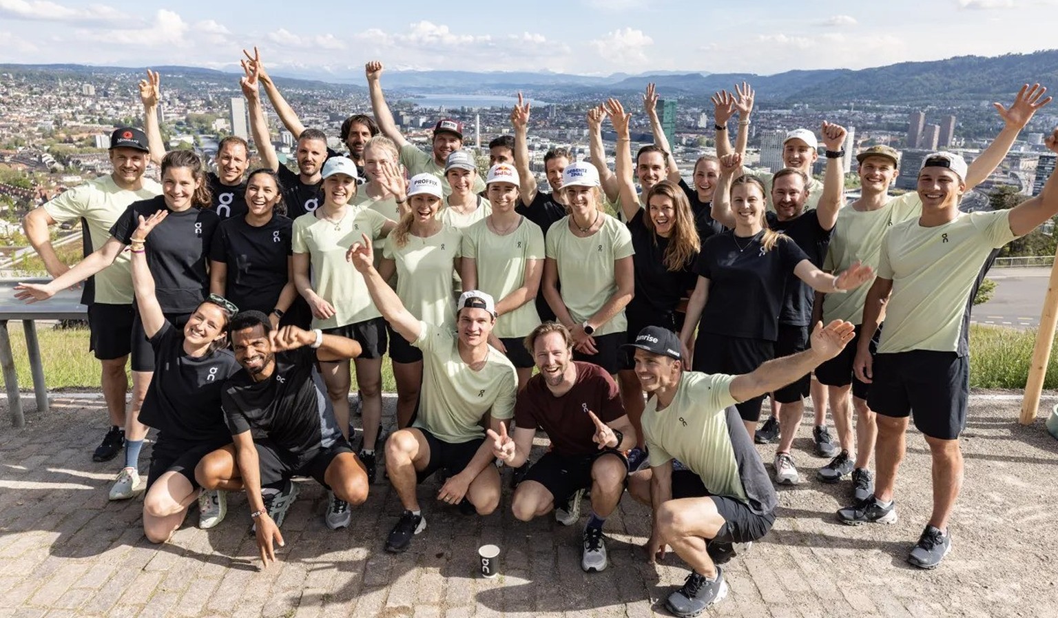 Athletinnen und Athleten von Swiss-Ski und On beim gemeinsamen Run zum Start der Partnerschaft.