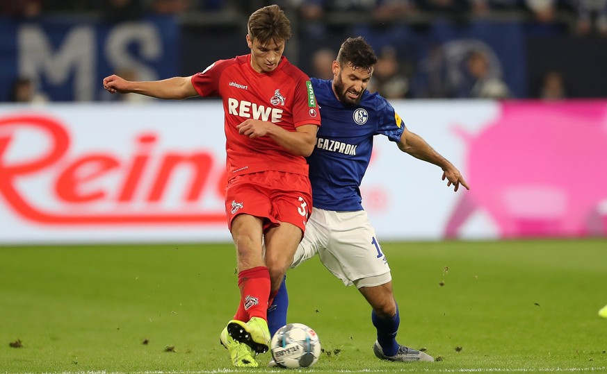 epa07898986 Cologne&#039;s Noah Katterbach in action with Schalke&#039;s Daniel Caligiuri during the German Bundesliga soccer match between FC Schalke 04 and FC Koeln in Gelsenkirchen, Germany, 05 Oct ...