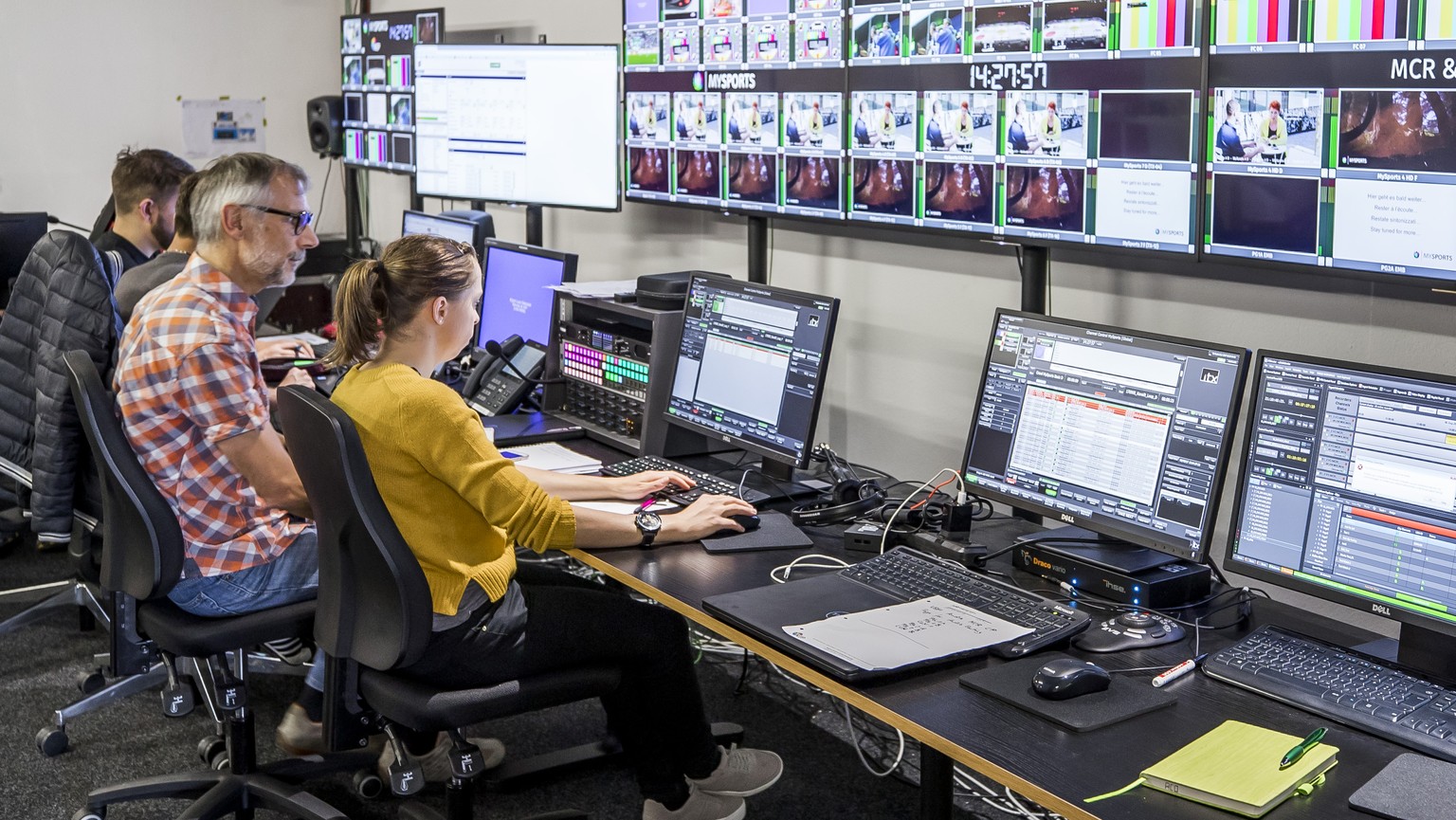 Leute arbeiten in den Studios in der Romandie von UPC MySports in Rossens am Mittwoch, 6. September 2017. (KEYSTONE/Christian Merz)