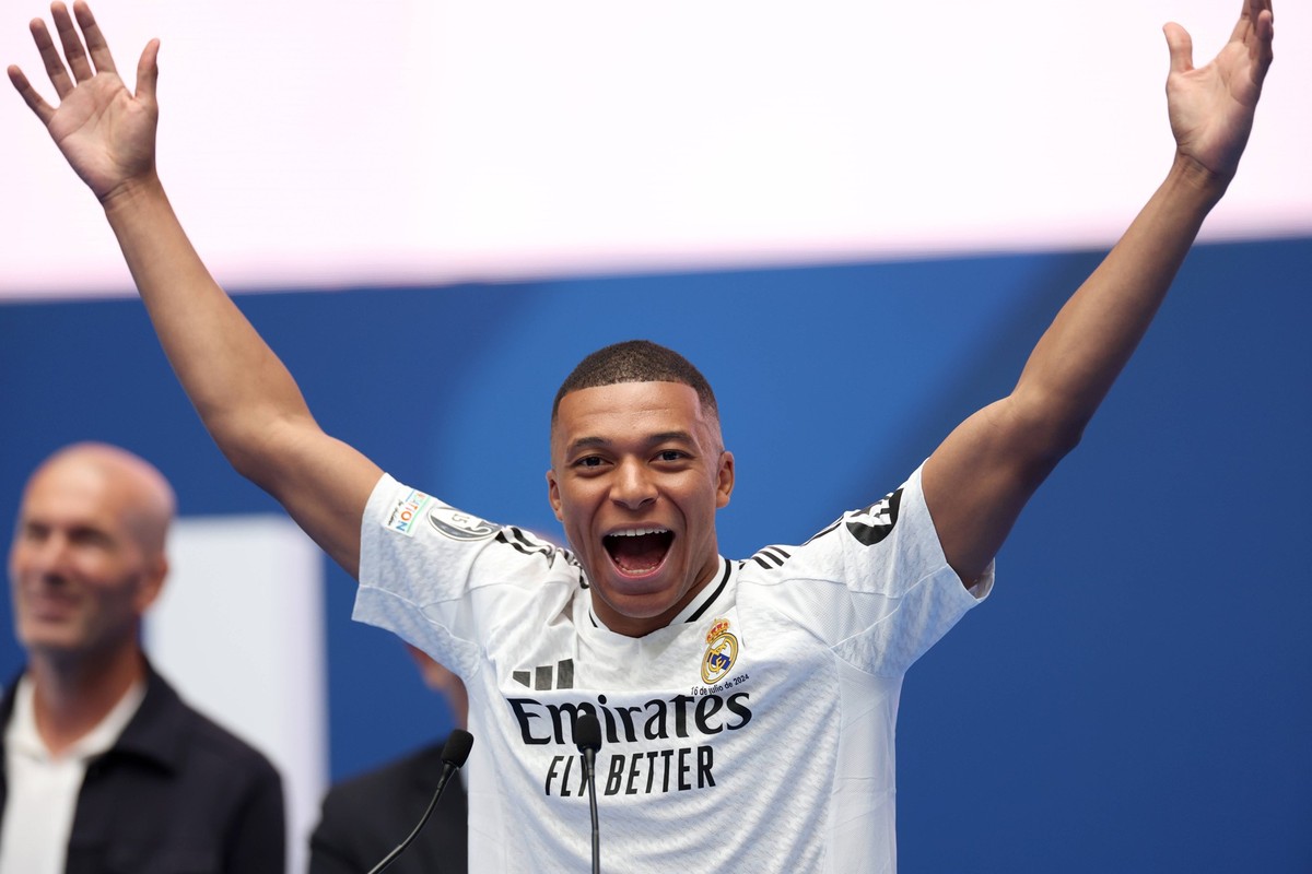 Kylian Mbappe Unveiling - Santiago Bernabeu New Real Madrid player Kylian Mbappe during a presentation at the Santiago Bernabeu Stadium in Madrid, Spain. Picture date: Tuesday July 16, 2024. Use subje ...